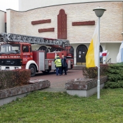 Prace związane z dekoracją frontu świątyni.