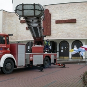 Prace związane z dekoracją frontu świątyni.