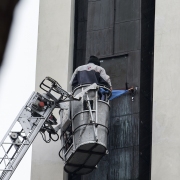 Prace związane z dekoracją frontu świątyni.