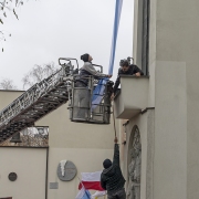 Prace związane z dekoracją frontu świątyni.