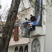 Prace związane z dekoracją frontu świątyni.