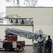 Prace związane z dekoracją frontu świątyni.