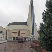 Prace związane z dekoracją frontu świątyni.