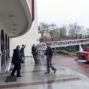 Prace związane z dekoracją frontu świątyni.
