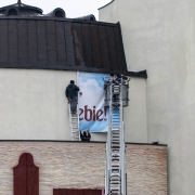 Prace związane z dekoracją frontu świątyni.