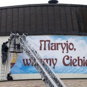 Prace związane z dekoracją frontu świątyni.