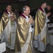 Pasterka 2015 - ks.Proszcz z Dzieciątkiem Jezus w procesji do szopki.