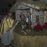Pasterka 2015 - figurka Jezusa złozona w szopce.