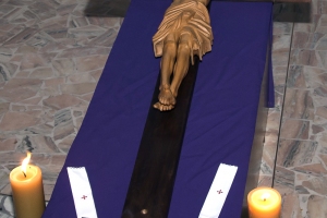 Liturgia Męki Pańskiej i czuwanie modlitewne prowadzone przez młodzież.