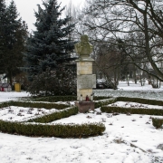Grabonóg - park z popiersiem bł.Edmunda Bojanowskigo.