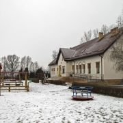 Podrzecze - ochronka im.bł.Edmunda Bojanowskiedo. Widok na plac zabaw.