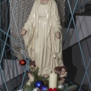 Podrzecze - figura Matki Bożej na korytarzu budynku ochronki.