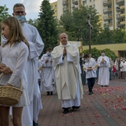 Procesja rusza do IV ołtarza.