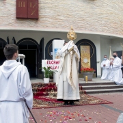 Błogosławieństwo Eucharystią na cztery strony świata.