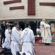 Błogosławieństwo Eucharystią na cztery strony świata.