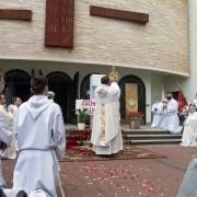 Błogosławieństwo Eucharystią na cztery strony świata.
