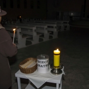 Msza święta roratnia dla młodzieży i dorosłych.