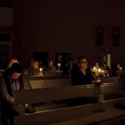 Msza święta roratnia dla młodzieży i dorosłych.
