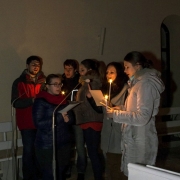 Msza święta roratnia dla młodzieży i dorosłych. Chór Schola.