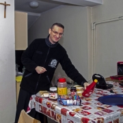 Przygotowanie do śniadania dla uczestników porannych rorat.