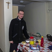 Przygotowanie do śniadania dla uczestników porannych rorat.