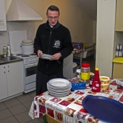 Przygotowanie do śniadania dla uczestników porannych rorat.