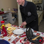Przygotowanie do śniadania dla uczestników porannych rorat. Zapowiada się smacznie.