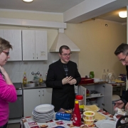 Przygotowanie do śniadania dla uczestników porannych rorat.