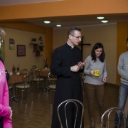 Kawiarenka w Centrum Duszpasterstwa. Modlitwa przed posiłkiem.
