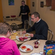 Kawiarenka w Centrum Duszpasterstwa. Śniadanie. Jest apetycznie i smacznie.