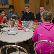 Kawiarenka w Centrum Duszpasterstwa. Śniadanie. Jest apetycznie i smacznie.