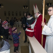 Roraty dla dzieci. Przybycie św. Mikołaja ze słodyczami.