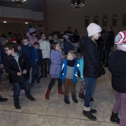 Roraty dla dzieci. Przybycie św. Mikołaja ze słodyczami.