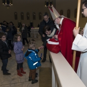 Roraty dla dzieci. Przybycie św. Mikołaja ze słodyczami.