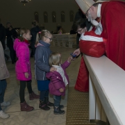 Roraty dla dzieci. Przybycie św. Mikołaja ze słodyczami.