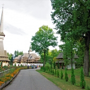 Monastyr Sapanta Peri z najwyższą drewnianą wieżą w Marmaroszu.