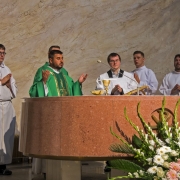 Wieczorma msza św. z udziałem przybyłych do Polski pielgrzymów.