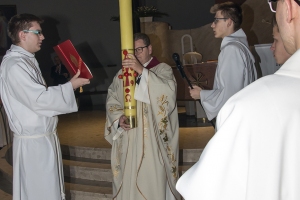 Uroczysta Liturgia Wigilii Paschalnej z procesją rezurekcejną.