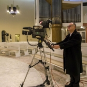 Wieczorne przygotowanie do transmisji w TV Polonia. Swoich sił popróbował przy kamerze również ks. Proboszcz.