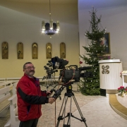 Wieczorne przygotowanie do transmisji w TV Polonia. Również fotografujący stanął przy statywie z kamerą.