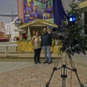Wieczorne przygotowanie do transmisji w TV Polonia. Odpowiedzialne osoby za godne przygotowanie świątyni do odpustu.