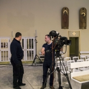 Wieczorne przygotowanie do transmisji w TV Polonia. Ekipa obsługująca transmisję tv.