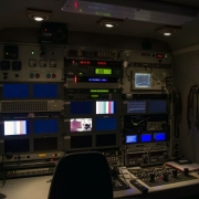 Wieczorne przygotowanie do transmisji w TV Polonia. Wnętrze wozu transmisyjnego z konsolami.