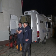 Wieczorne przygotowanie do transmisji w TV Polonia. Ekipa przy wozie transmisyjnym.