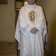 Suma Odpustowa 2015. Ks. Biskup Damian Bryl w nowym ornacie z wizerunkiem Świętej Rodziny. Kopia obrazu z ołtarza głównego.