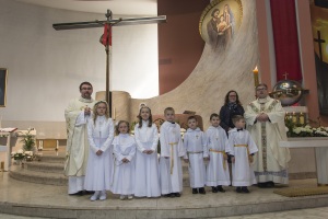 Uroczystość Wczesnej I Komuni Św. do której przystąpiło siedmioro dzieci.