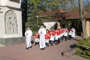 Wielki Piątek – Dzień Męki i Śmierci Pana Jezusa i czuwanie modlitewne prowadzone przez młodzież.